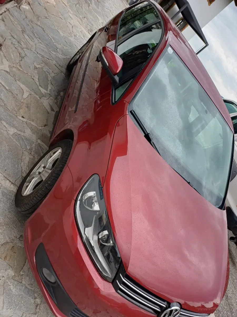 Volkswagen Touran 2012 photo 2