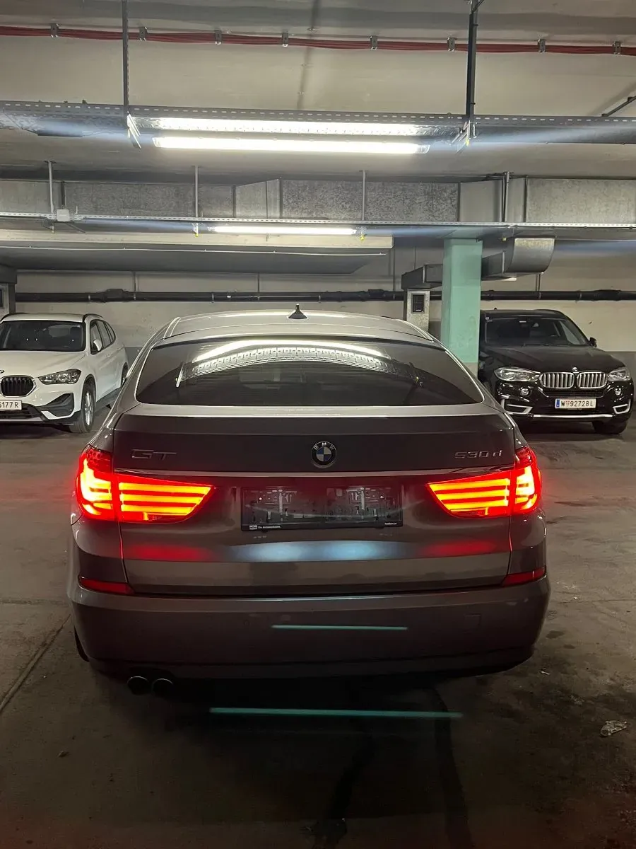 BMW 5 Series 2010 photo 2