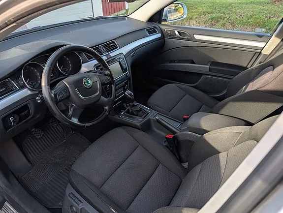 Skoda Superb 2012 photo 4