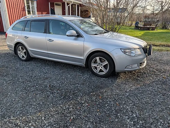 Skoda Superb 2012 photo 2