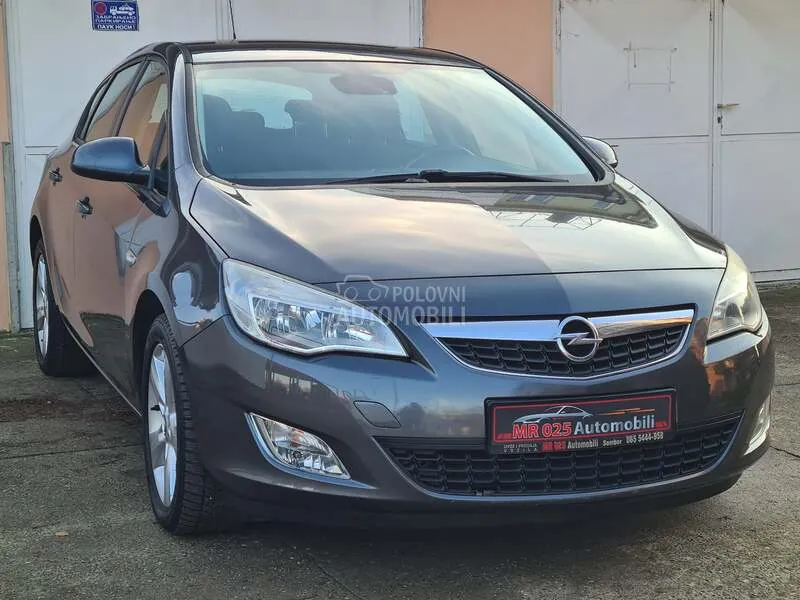 Opel Astra 2012 photo 2