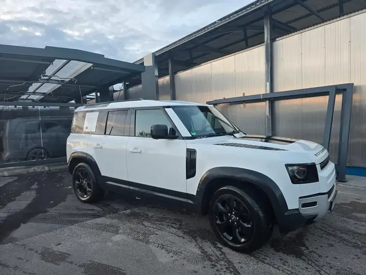 Land Rover Defender 110