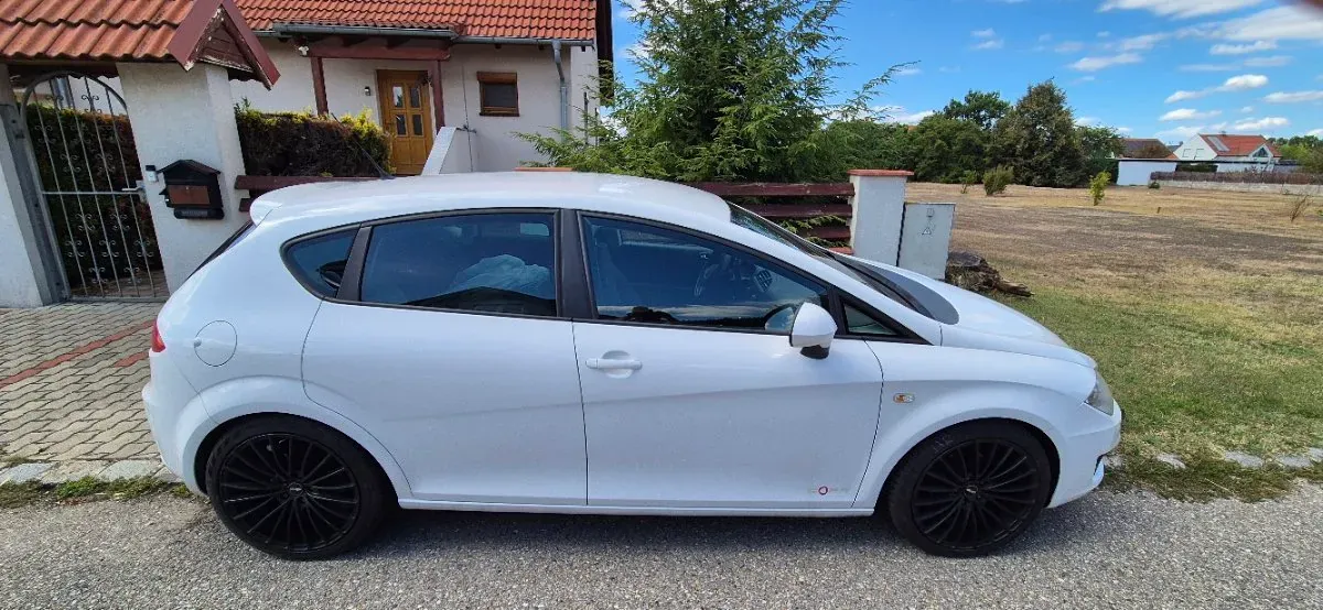 Seat Leon 2012 photo 3