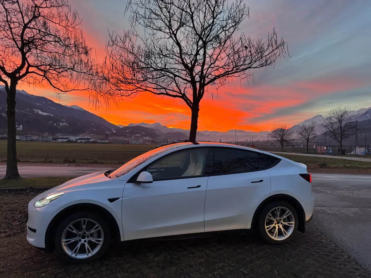 Tesla Model Y 2023 photo 3