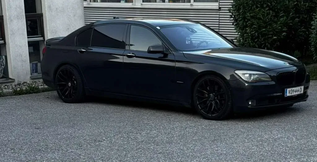 BMW 7 Series 2011 photo 2
