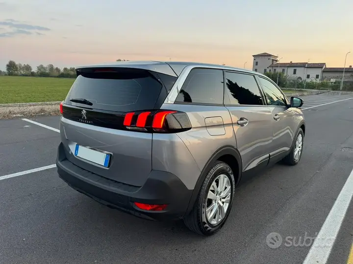 Peugeot 5008 2023 photo 3