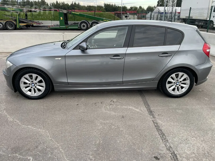 BMW 116D 2010 photo 2