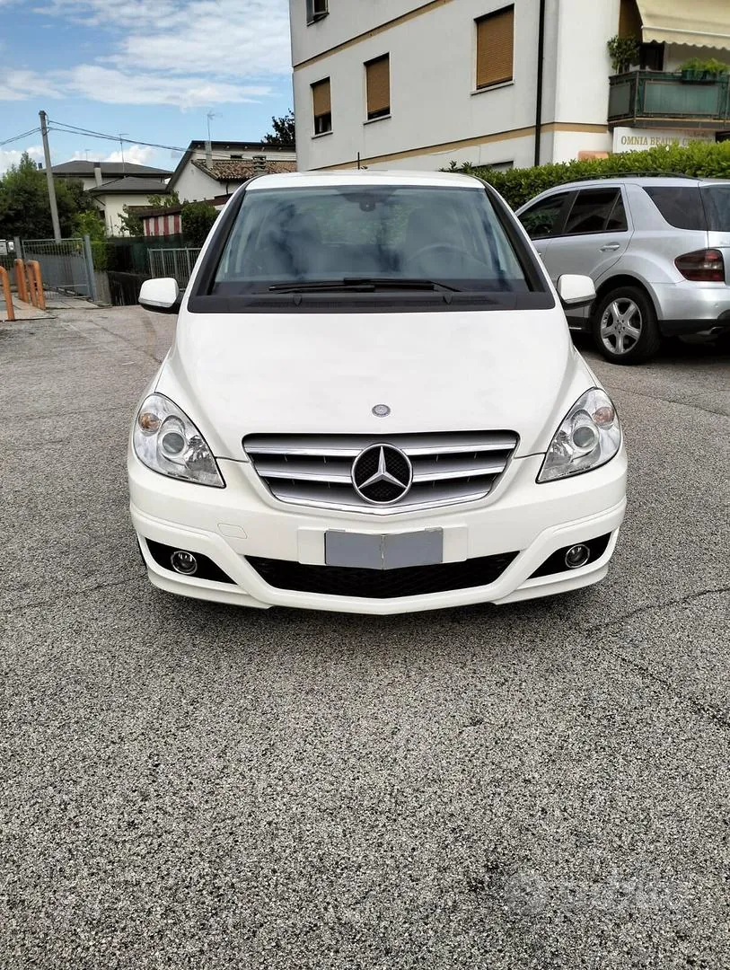 Mercedes-Benz B-Class 2010 photo 2
