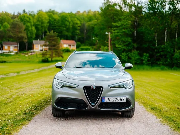 Alfa Romeo Stelvio 2018 photo 2