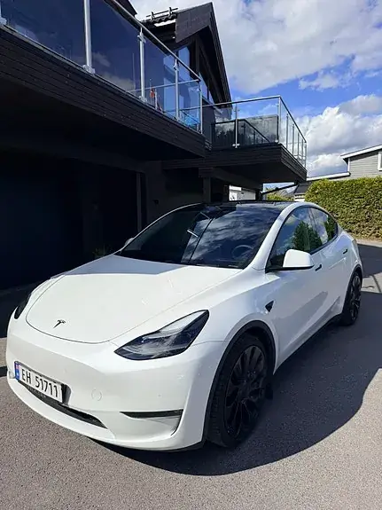 Tesla Model Y 2023 photo 2
