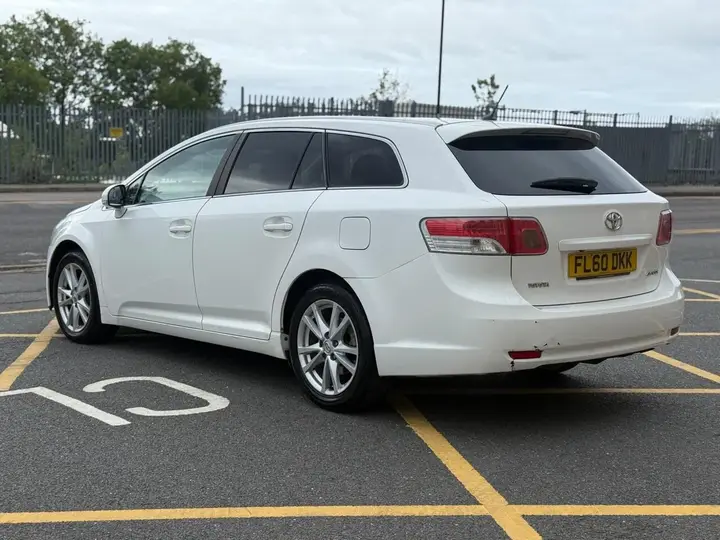 Toyota Avensis 2010 photo 2