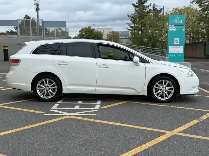 Toyota Avensis 2010 photo 3