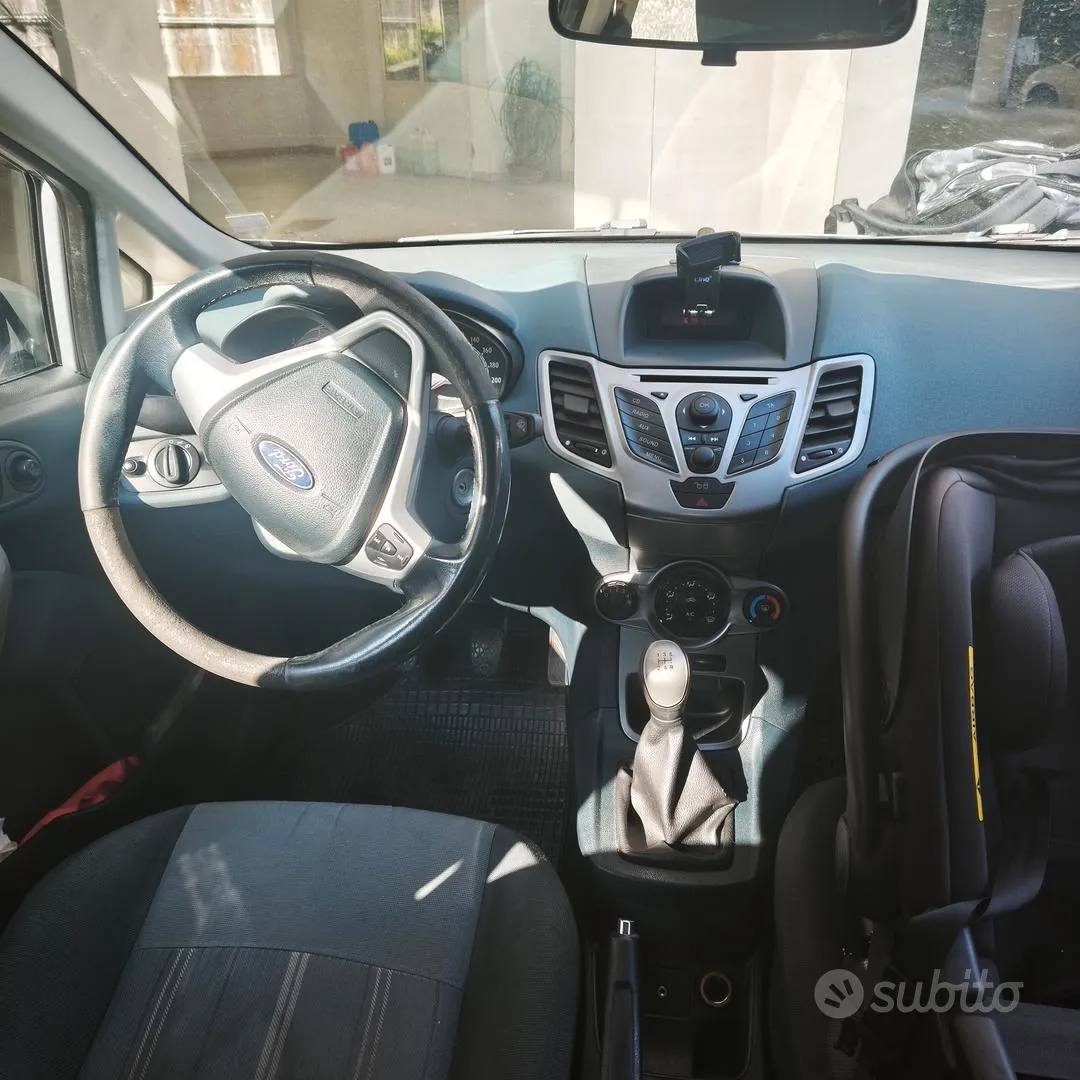 Ford Fiesta 2009 photo 2