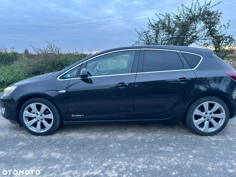 Opel Astra 2012 photo 2