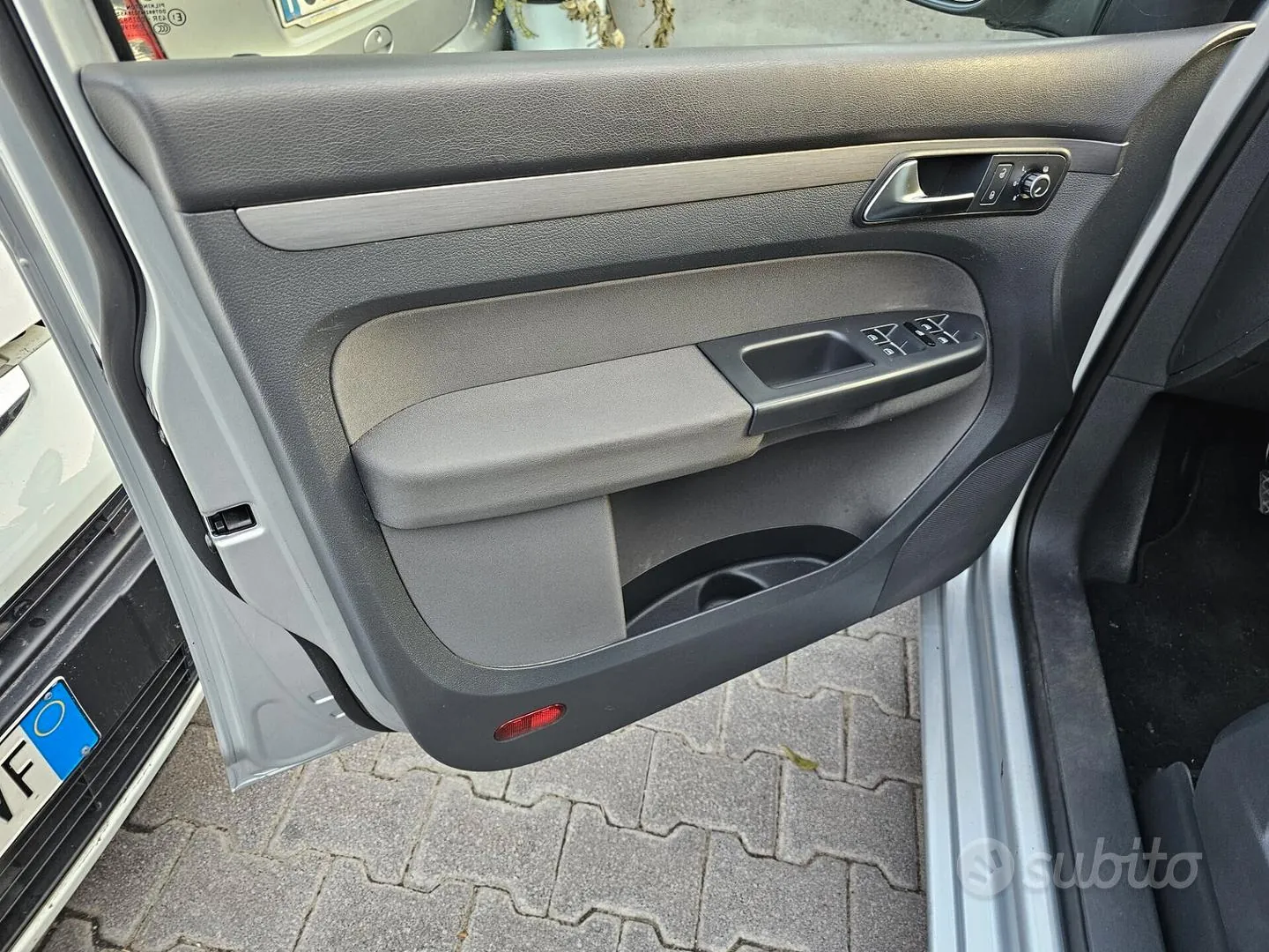 Volkswagen Touran 2012 photo 4