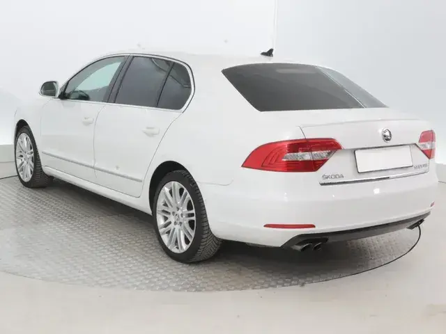 Skoda Superb 2014 photo 3