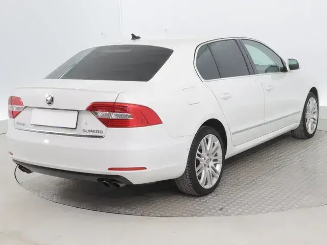 Skoda Superb 2014 photo 4
