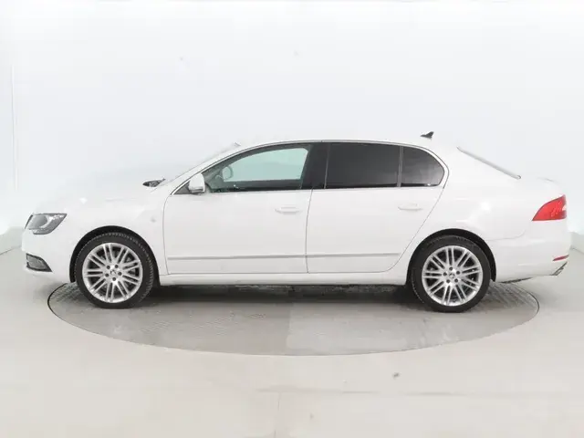 Skoda Superb 2014 photo 2