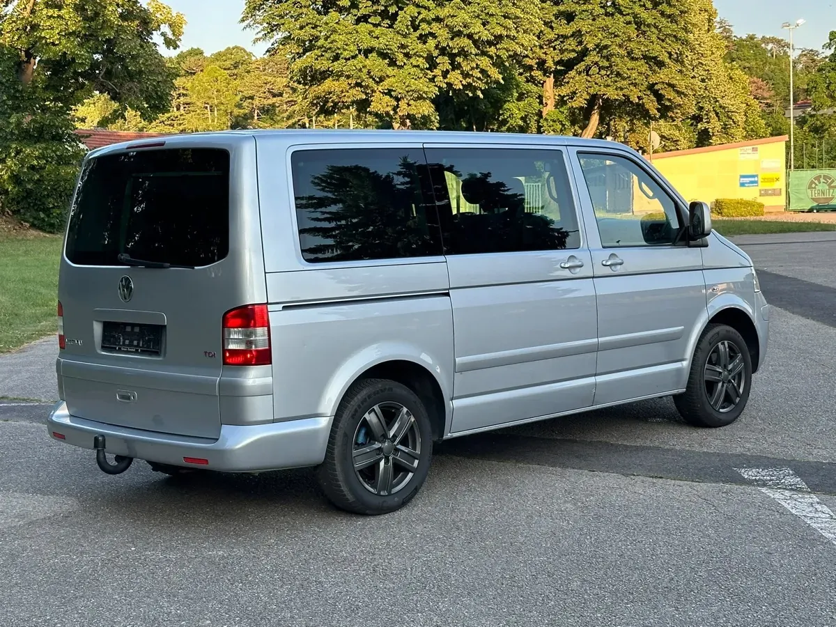 Volkswagen Multivan 2010 photo 3