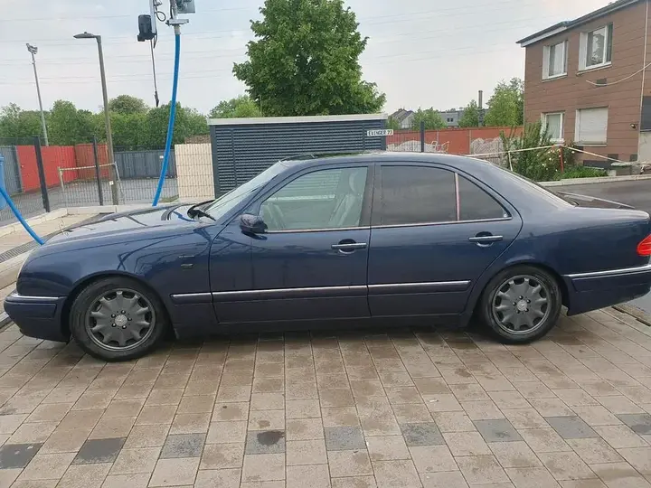 Mercedes-Benz W210
