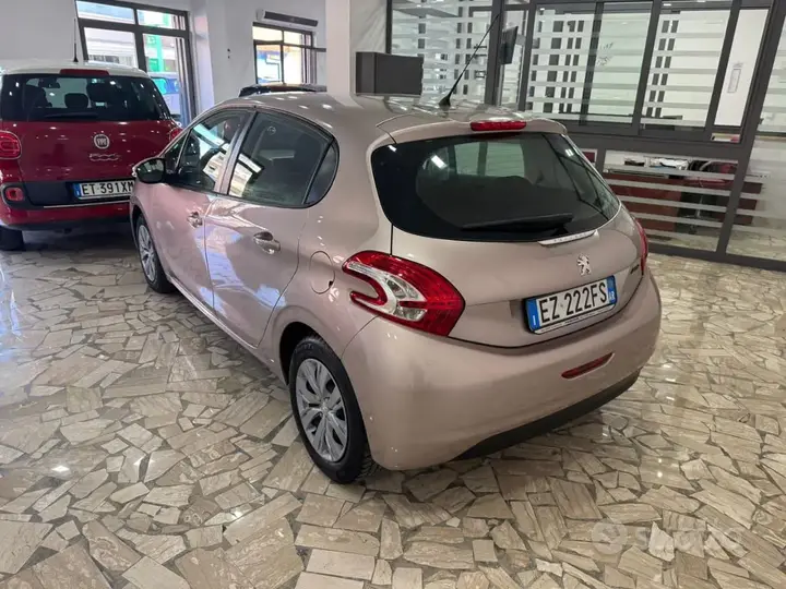 Peugeot 208 2015 photo 4