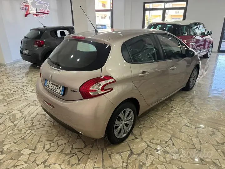 Peugeot 208 2015 photo 5