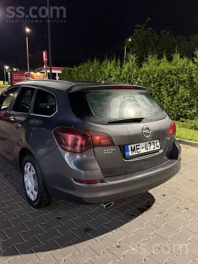 Opel Astra 2011 photo 3