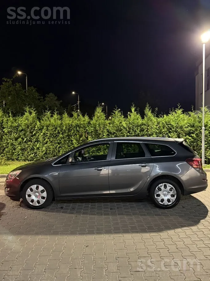 Opel Astra 2011 photo 2