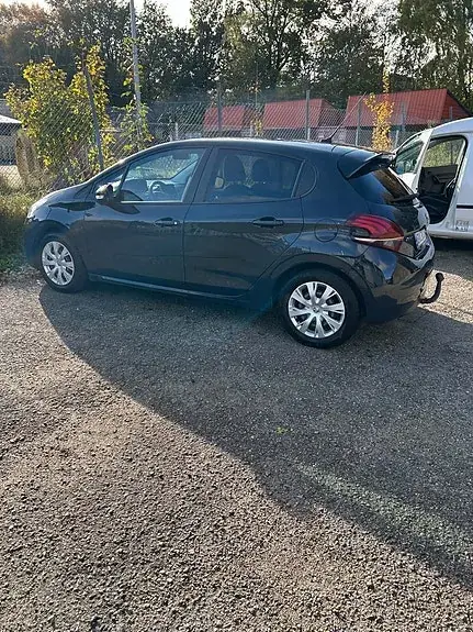 Peugeot 208 2017 photo 3