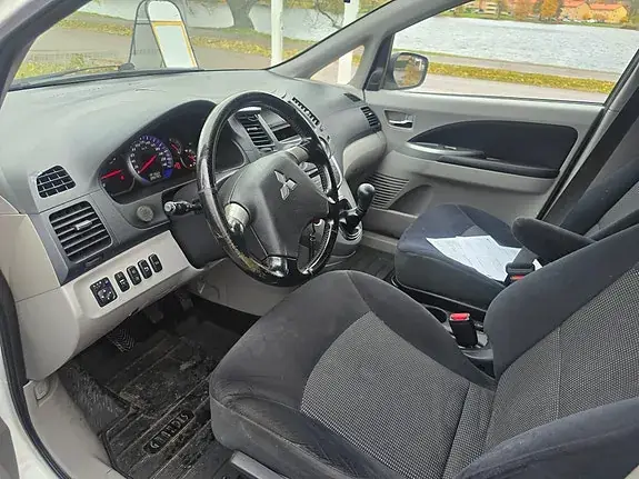 Mitsubishi Grandis 2008 photo 5