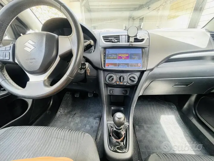 Suzuki Swift 2011 photo 2