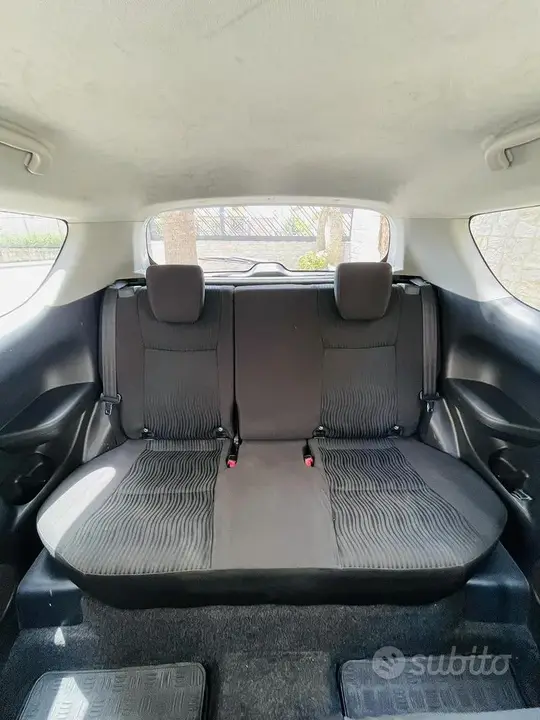 Suzuki Swift 2011 photo 4