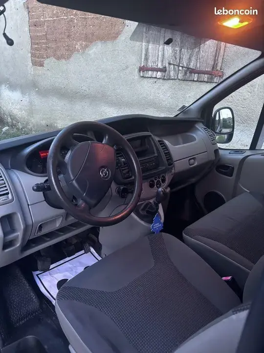 Opel Vivaro 2011 photo 2