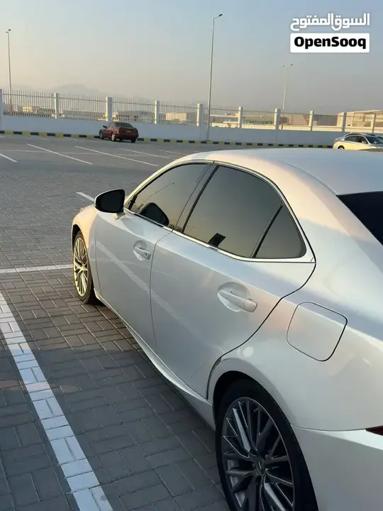 Lexus Is 300 2016 photo 2