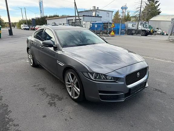 Jaguar Xe 2017 photo 3