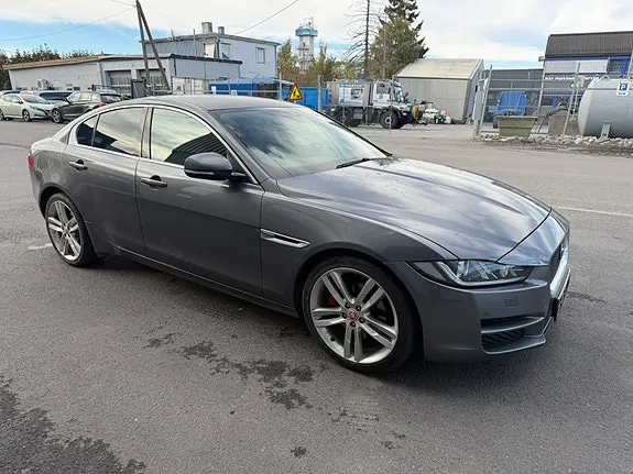 Jaguar Xe 2017 photo 4