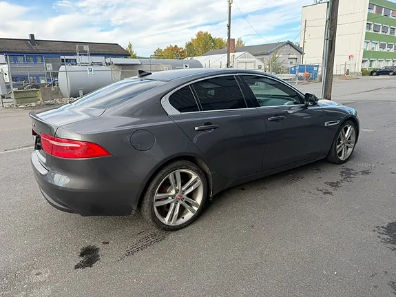 Jaguar Xe 2017 photo 5