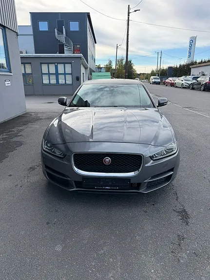 Jaguar Xe 2017 photo 2