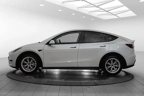 Tesla Model Y 2023 photo 2