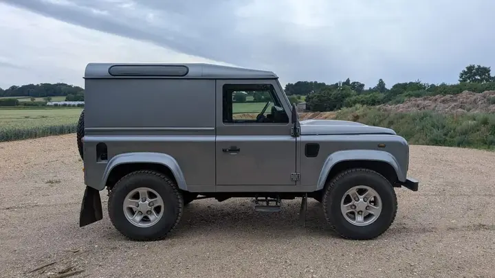 Land Rover Defender 90 2011 photo 2