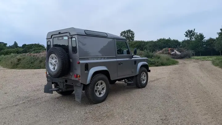 Land Rover Defender 90 2011 photo 3