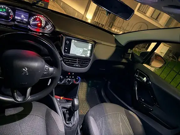 Peugeot 208 2013 photo 4