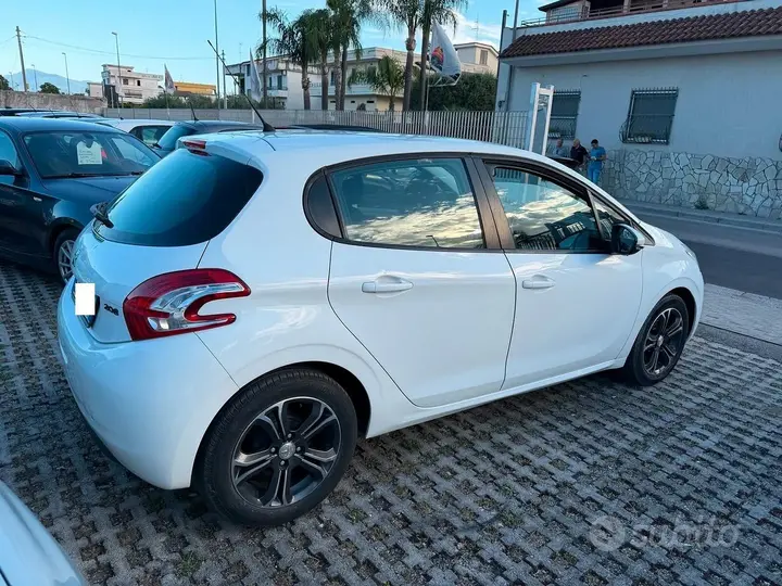 Peugeot 208 2014 photo 3