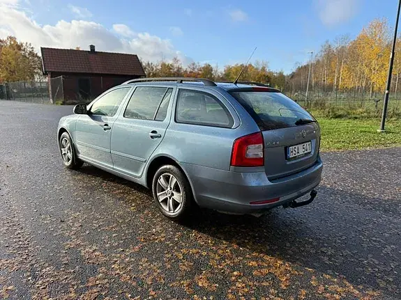 Skoda Octavia 2011 photo 2