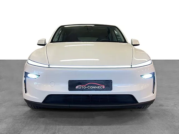 Tesla Model Y 2025 photo 2