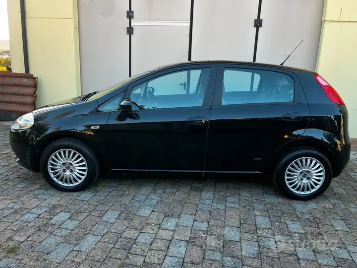 Fiat Grande Punto 2005 photo 2