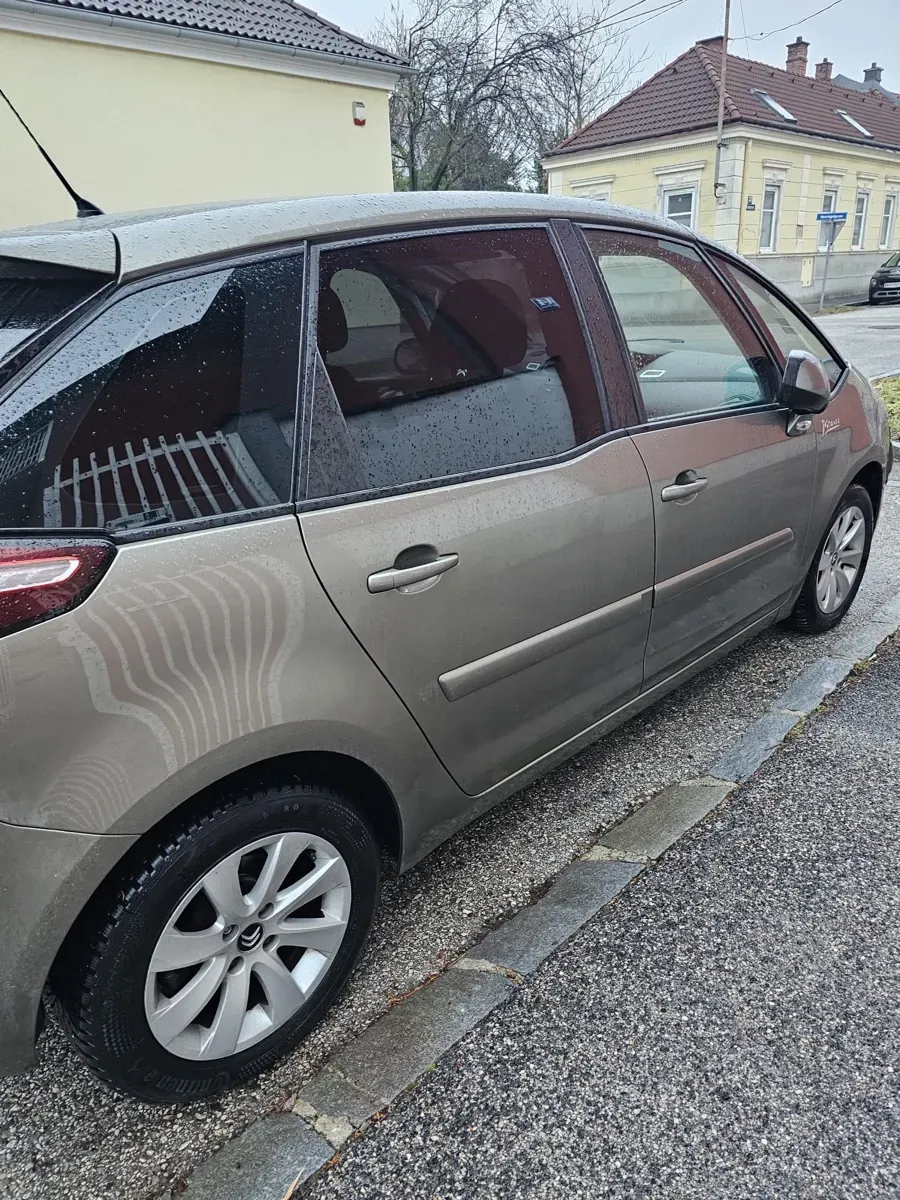 Citroen C4 Picasso 2011 photo 2
