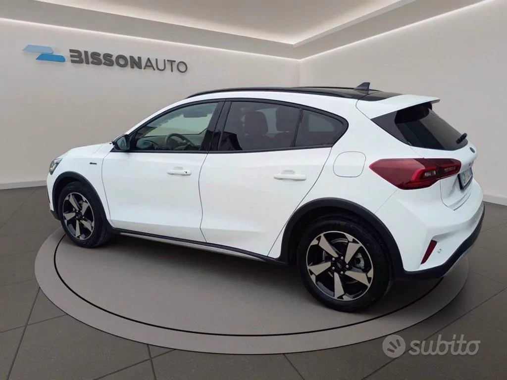 Ford Focus 2023 photo 3