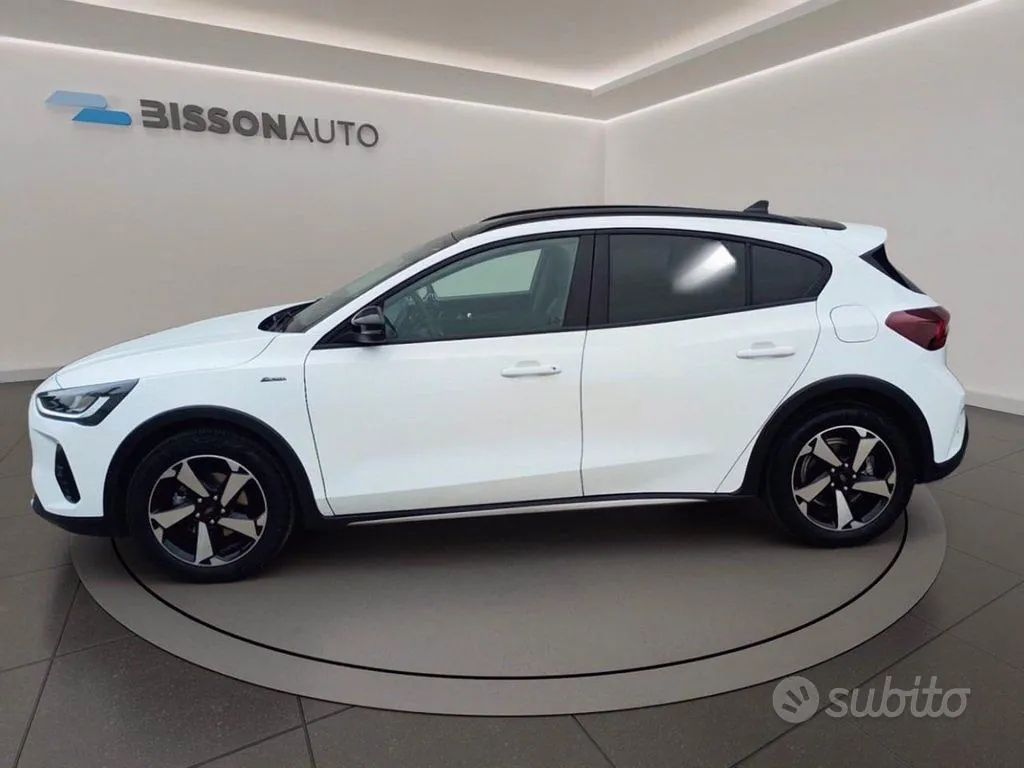 Ford Focus 2023 photo 2