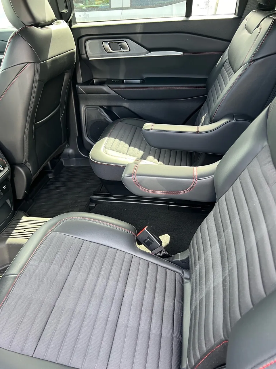 Ford Explorer 2026 photo 3